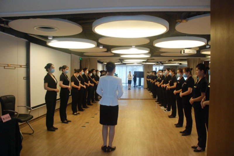 提升酒店服务品质 服务礼仪培训、上门内训与餐饮管理的综合路径